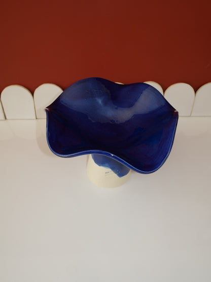 Modèle en stock - La Coupe est pleine – coupe de fruits sur pied émaillée blanc & bleu brillant - version S