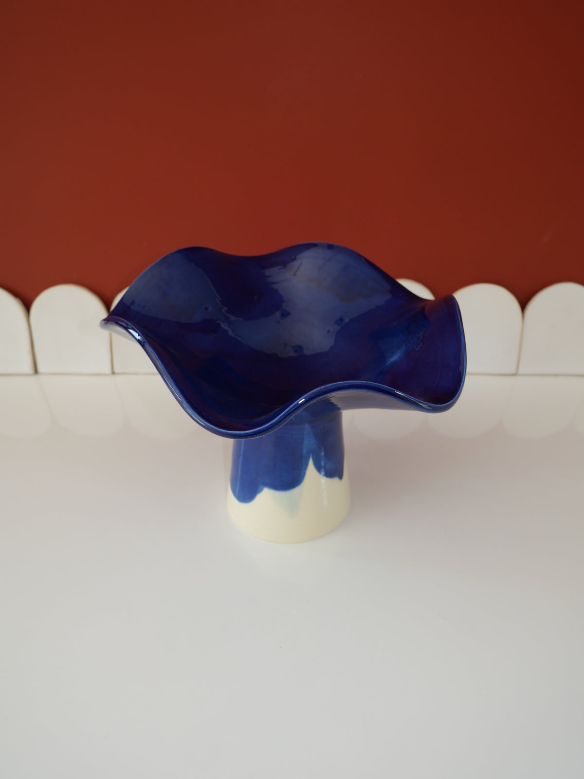 Modèle en stock - La Coupe est pleine – coupe de fruits sur pied émaillée blanc & bleu brillant - version S