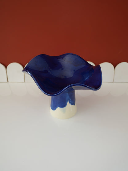 Modèle en stock - La Coupe est pleine – coupe de fruits sur pied émaillée blanc & bleu brillant - version S