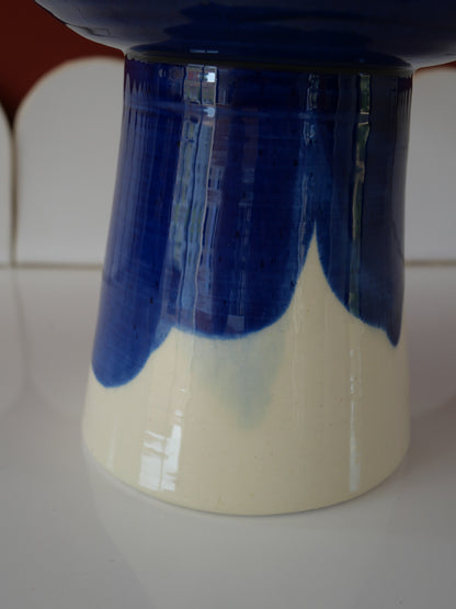 Modèle en stock - La Coupe est pleine – coupe de fruits sur pied émaillée blanc & bleu brillant - version S