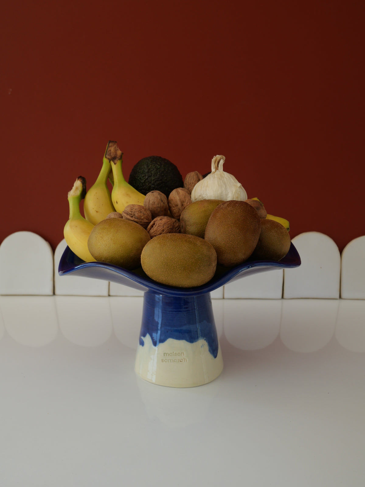Modèle en stock - La Coupe est pleine – coupe de fruits sur pied émaillée blanc & bleu brillant - version S