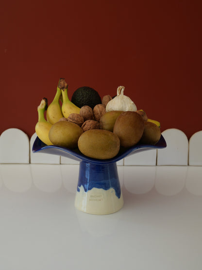 Modèle en stock - La Coupe est pleine – coupe de fruits sur pied émaillée blanc & bleu brillant - version S