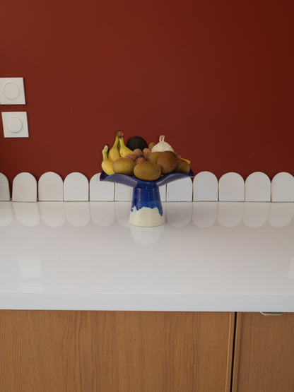 Modèle en stock - La Coupe est pleine – coupe de fruits sur pied émaillée blanc & bleu brillant - version S