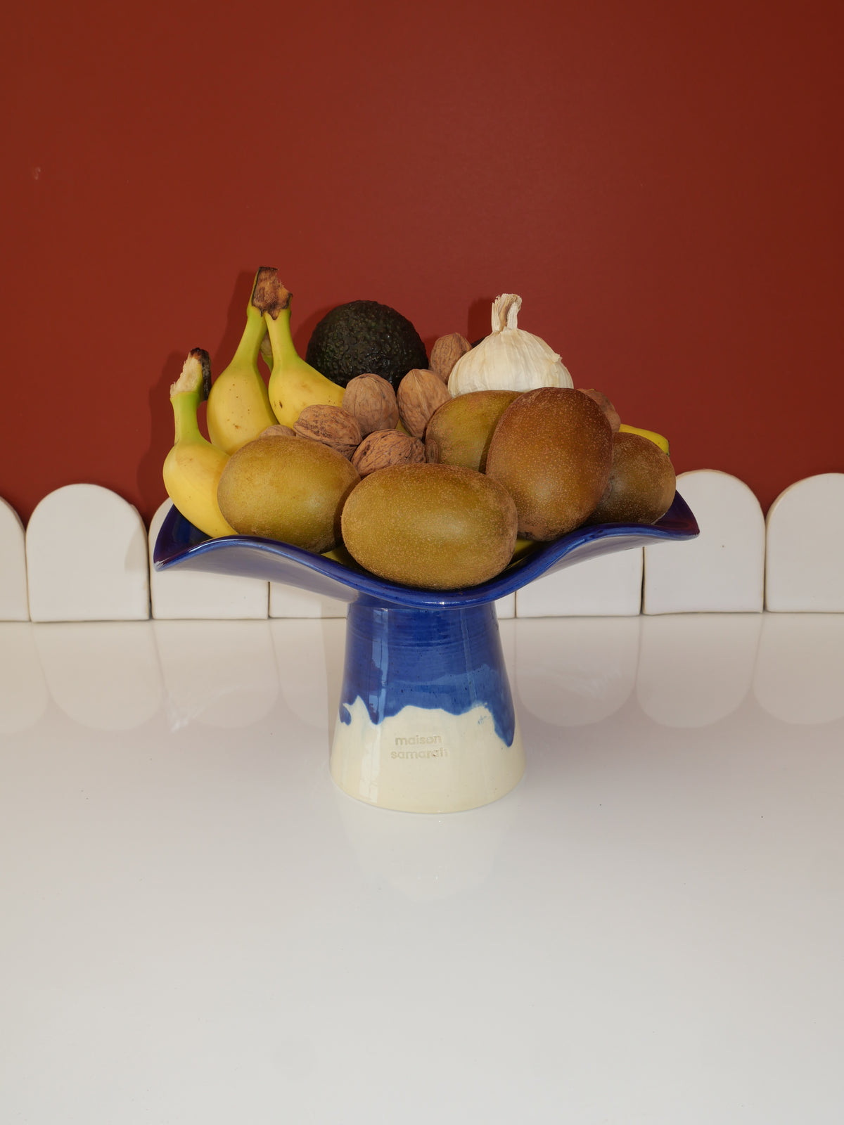 Modèle en stock - La Coupe est pleine – coupe de fruits sur pied émaillée blanc & bleu brillant - version S