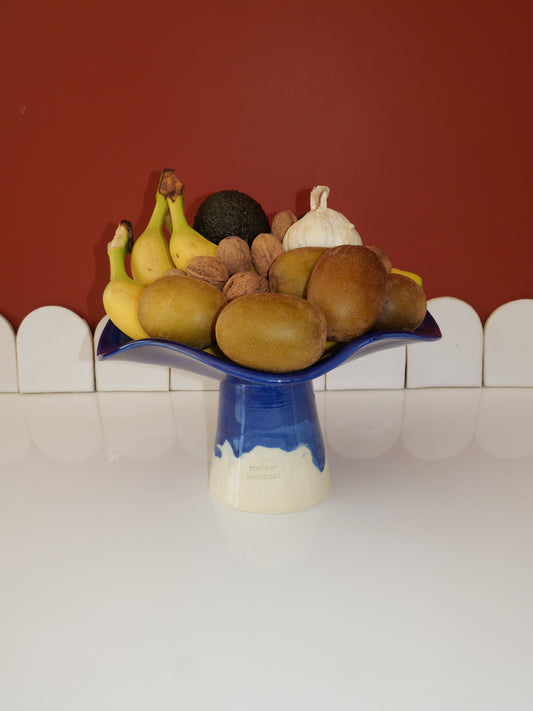 Modèle en stock - La Coupe est pleine – coupe de fruits sur pied émaillée blanc & bleu brillant - version S