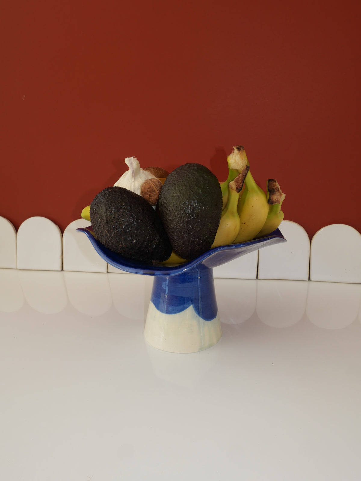 Modèle en stock - La Coupe est pleine – coupe de fruits sur pied émaillée blanc & bleu brillant - version S
