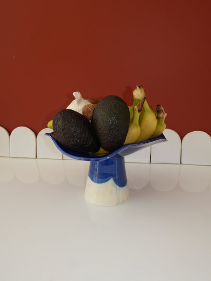 Modèle en stock - La Coupe est pleine – coupe de fruits sur pied émaillée blanc & bleu brillant - version S