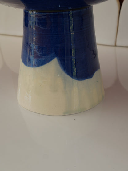 Modèle en stock - La Coupe est pleine – coupe de fruits sur pied émaillée blanc & bleu brillant - version S