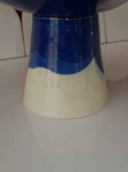 Modèle en stock - La Coupe est pleine – coupe de fruits sur pied émaillée blanc & bleu brillant - version S