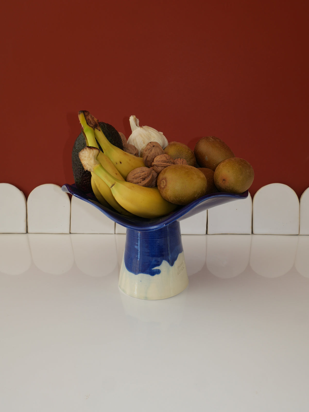 Modèle en stock - La Coupe est pleine – coupe de fruits sur pied émaillée blanc & bleu brillant - version S