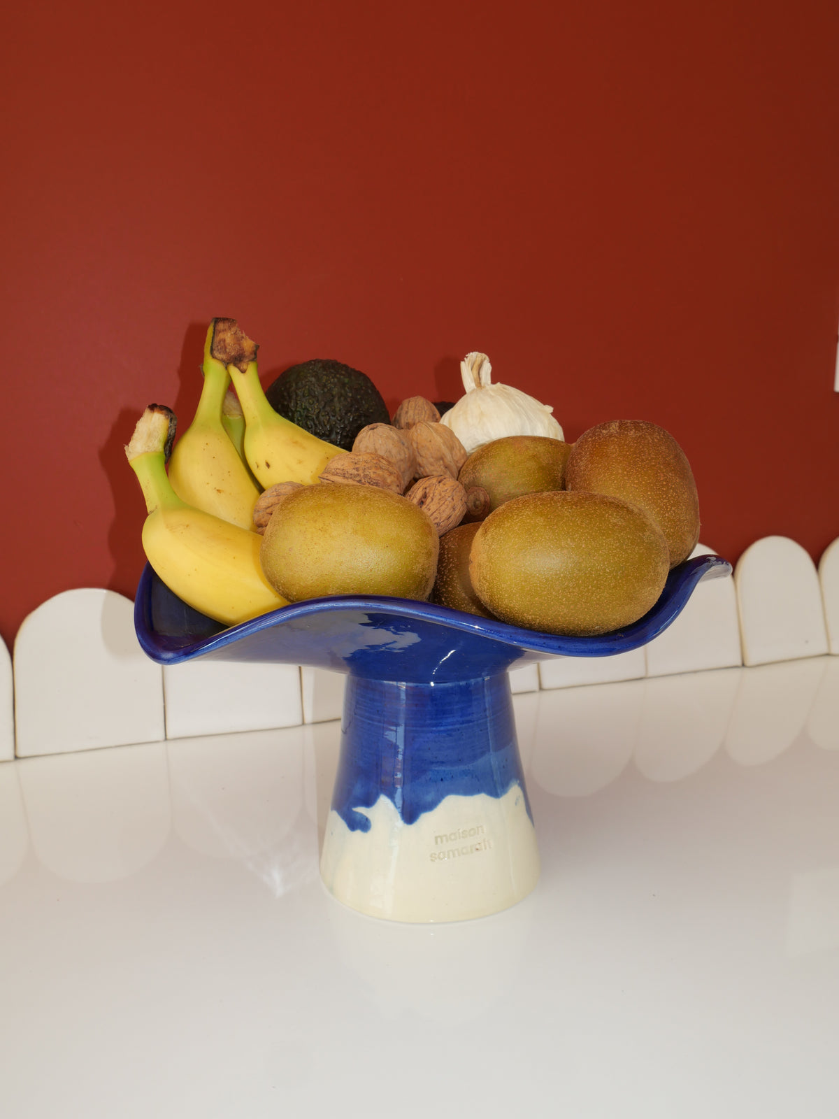 Modèle en stock - La Coupe est pleine – coupe de fruits sur pied émaillée blanc & bleu brillant - version S