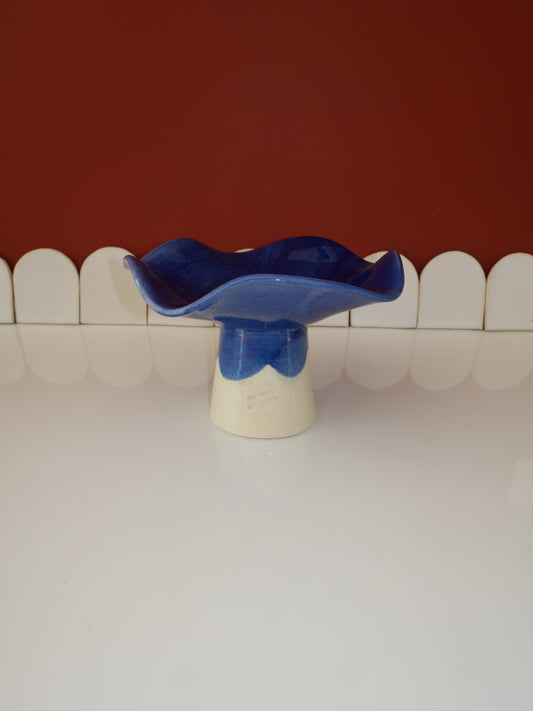 Modèle en stock - La Coupe est pleine – coupe de fruits sur pied émaillée blanc & bleu brillant - version S