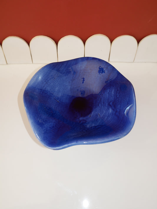 Modèle en stock - La Coupe est pleine – coupe de fruits sur pied émaillée blanc & bleu brillant - version S