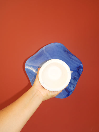 Modèle en stock - La Coupe est pleine – coupe de fruits sur pied émaillée blanc & bleu brillant - version S