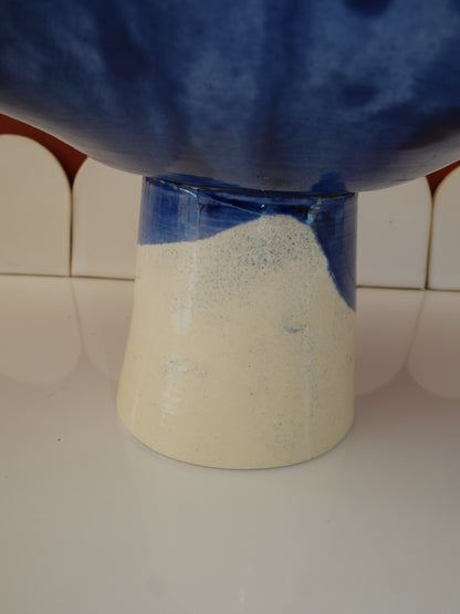 Modèle en stock - La Coupe est pleine – coupe de fruits sur pied émaillée blanc & bleu brillant - version S