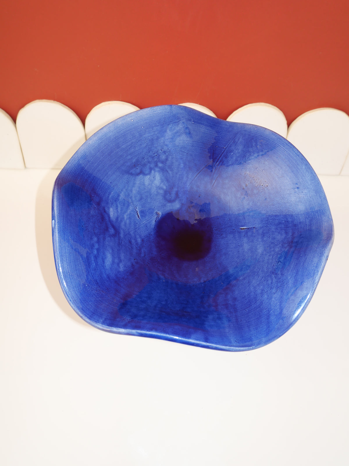 Modèle en stock - La Coupe est pleine – coupe de fruits sur pied émaillée blanc & bleu brillant - version S