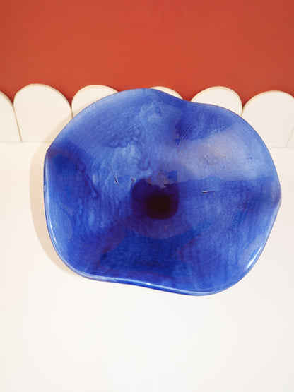 Modèle en stock - La Coupe est pleine – coupe de fruits sur pied émaillée blanc & bleu brillant - version S