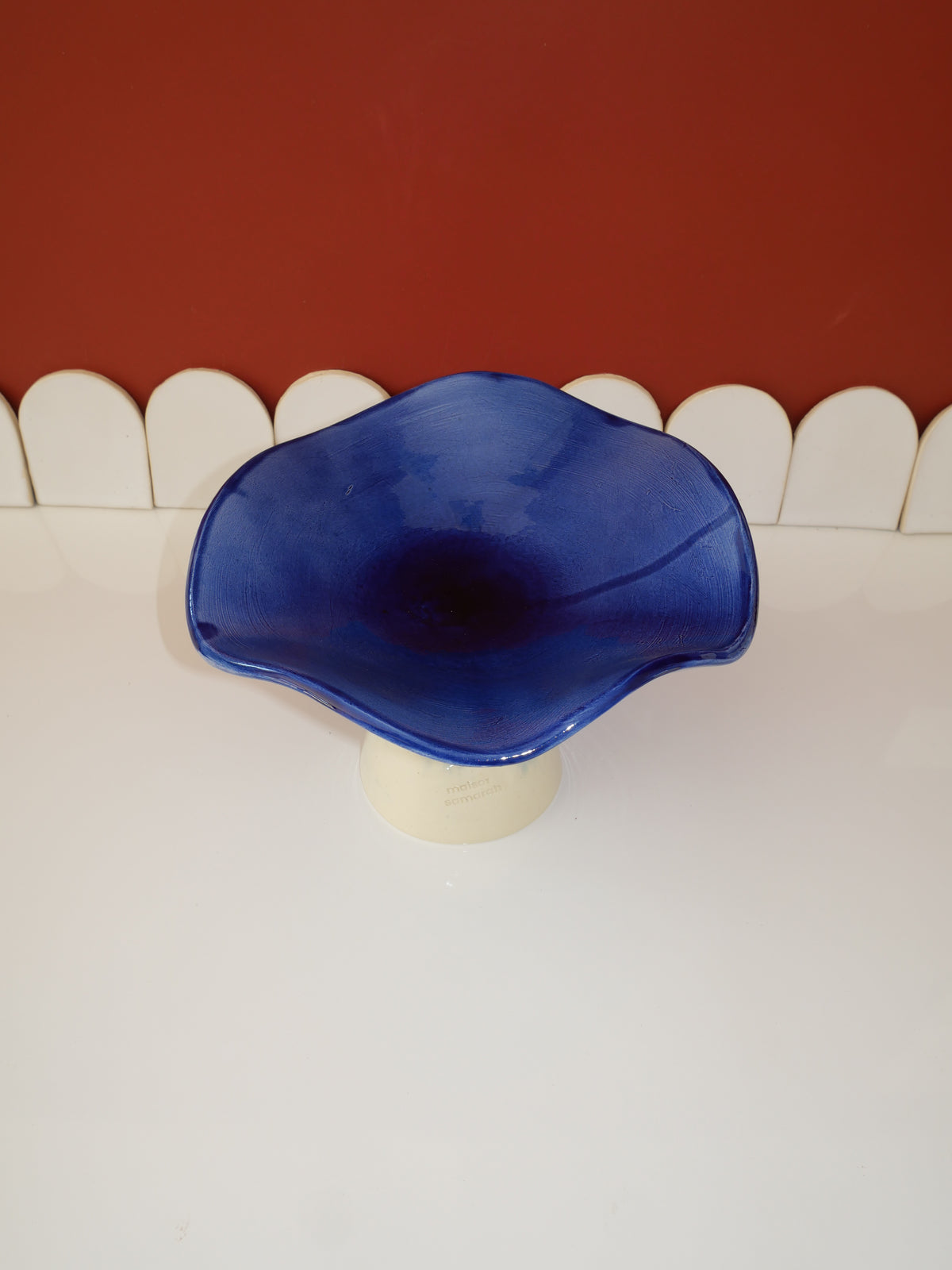 Modèle en stock - La Coupe est pleine – coupe de fruits sur pied émaillée blanc & bleu brillant - version S