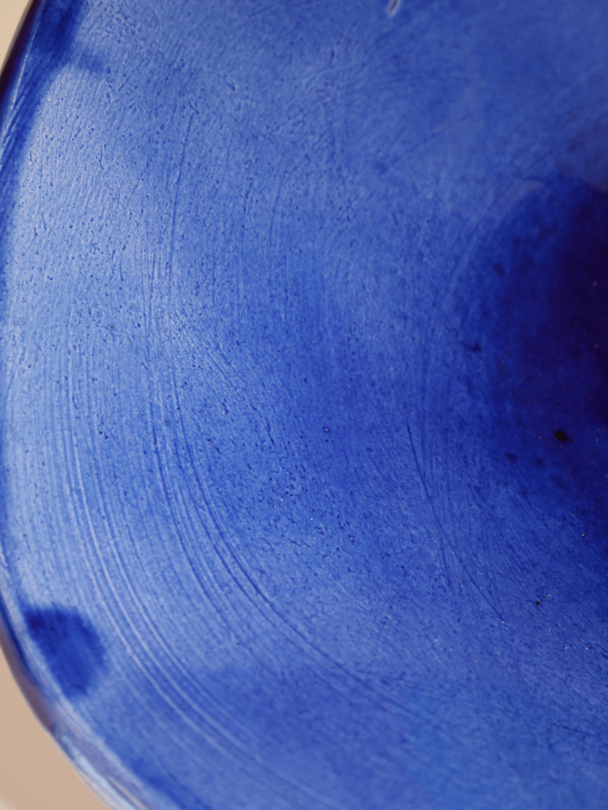 Modèle en stock - La Coupe est pleine – coupe de fruits sur pied émaillée blanc & bleu brillant - version S