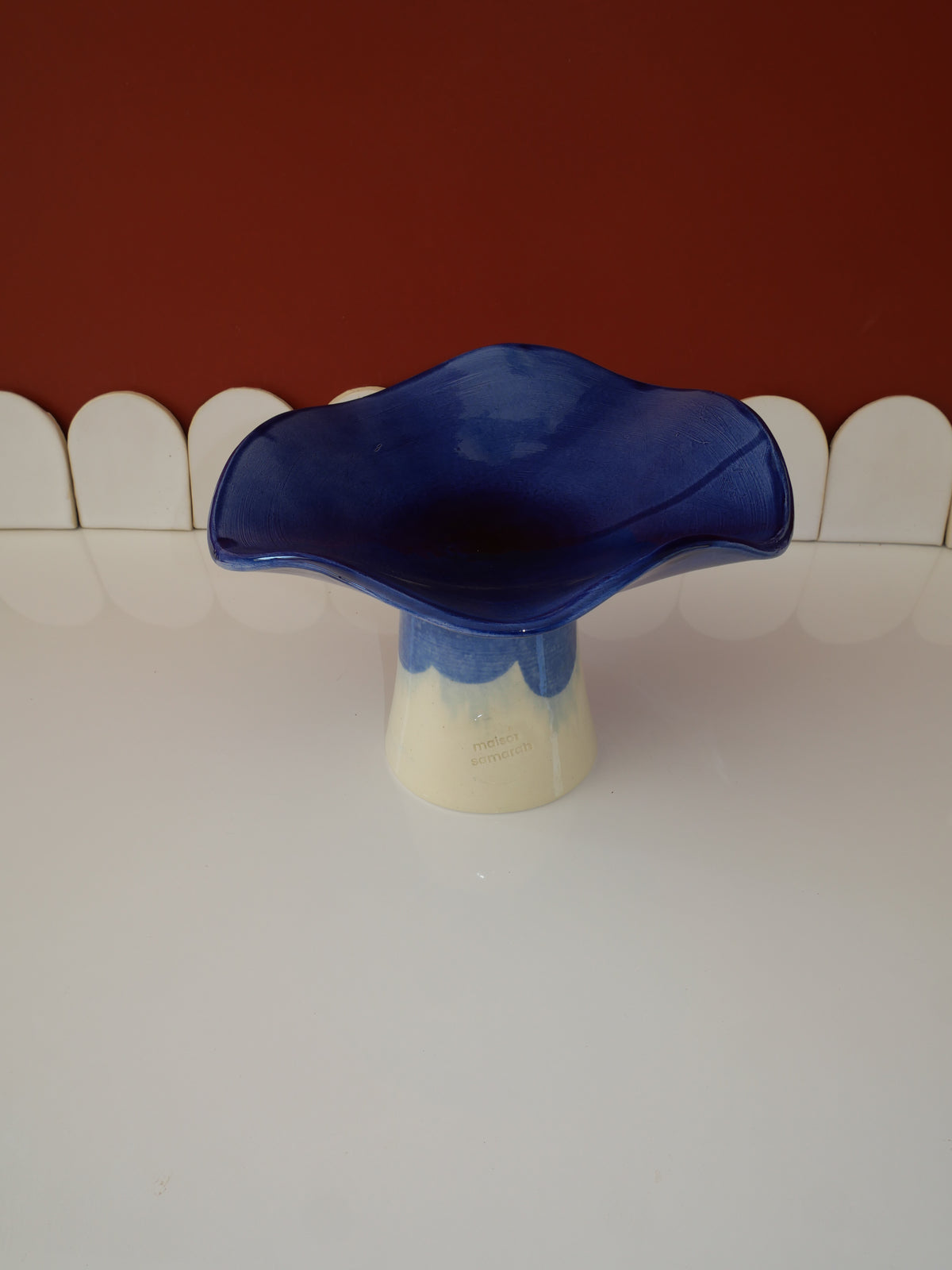 Modèle en stock - La Coupe est pleine – coupe de fruits sur pied émaillée blanc & bleu brillant - version S