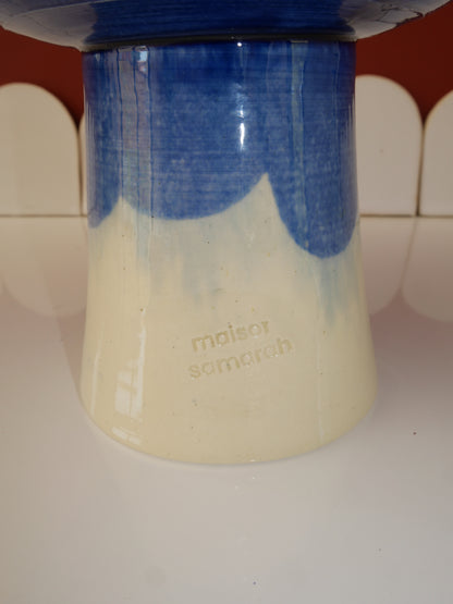 Modèle en stock - La Coupe est pleine – coupe de fruits sur pied émaillée blanc & bleu brillant - version S