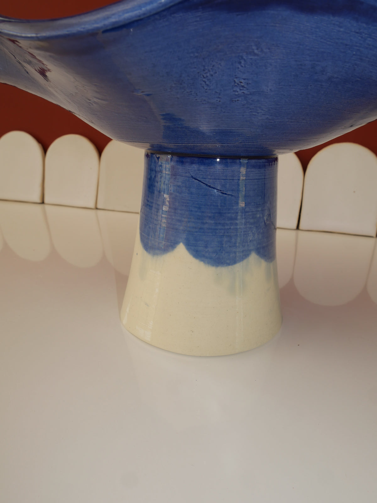Modèle en stock - La Coupe est pleine – coupe de fruits sur pied émaillée blanc & bleu brillant - version S