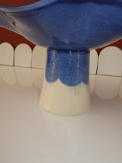 Modèle en stock - La Coupe est pleine – coupe de fruits sur pied émaillée blanc & bleu brillant - version S