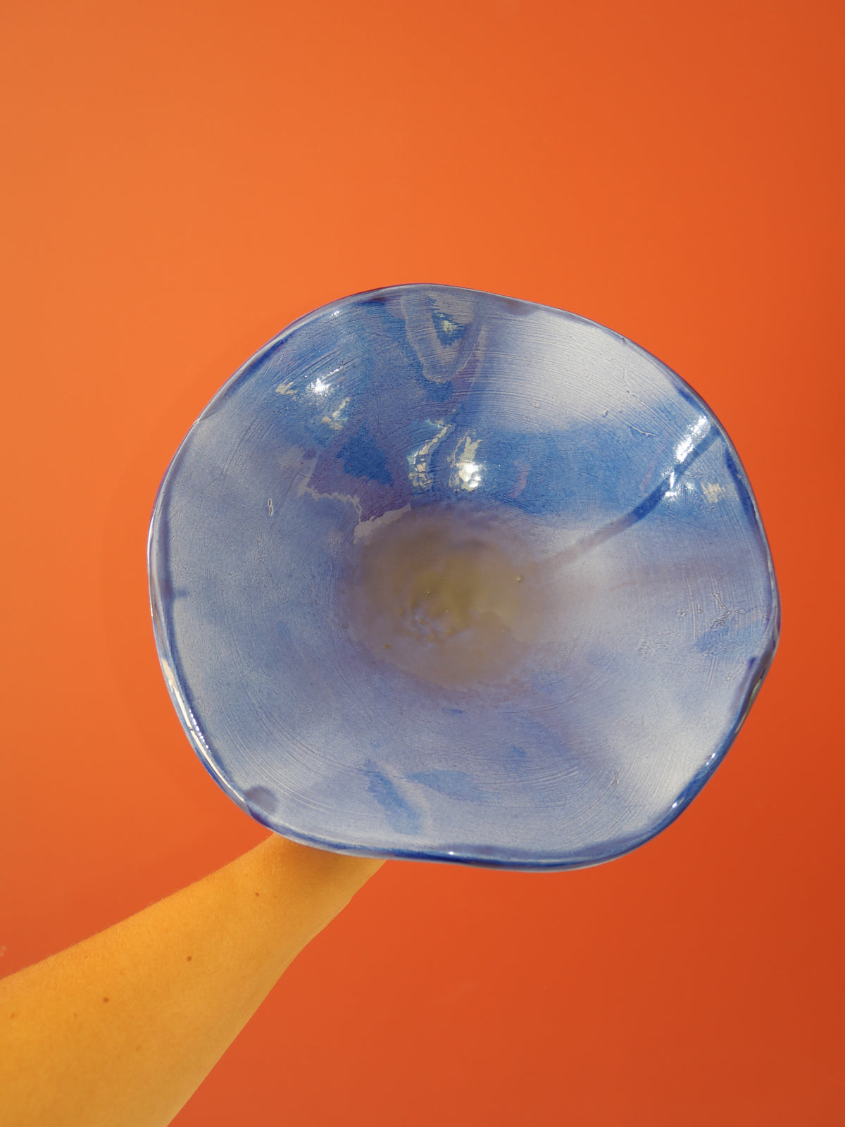 Modèle en stock - La Coupe est pleine – coupe de fruits sur pied émaillée blanc & bleu brillant - version S