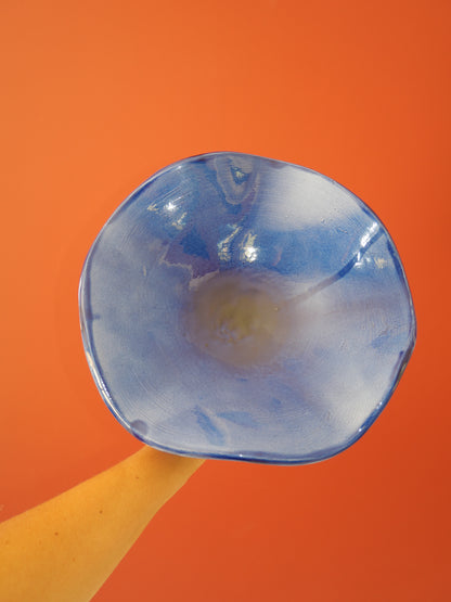 Modèle en stock - La Coupe est pleine – coupe de fruits sur pied émaillée blanc & bleu brillant - version S