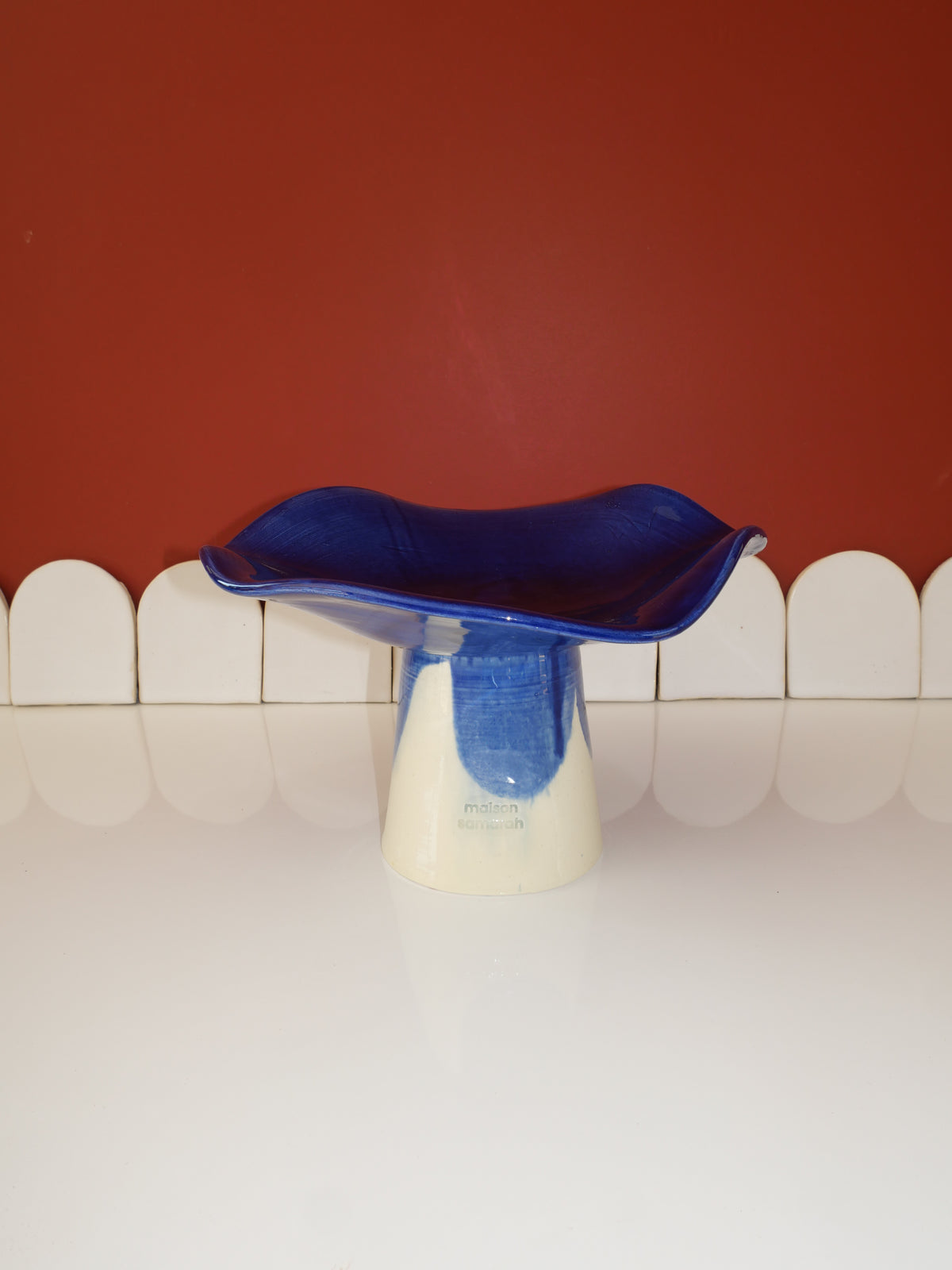 Modèle en stock - La Coupe est pleine – coupe de fruits sur pied émaillée blanc & bleu brillant - version S