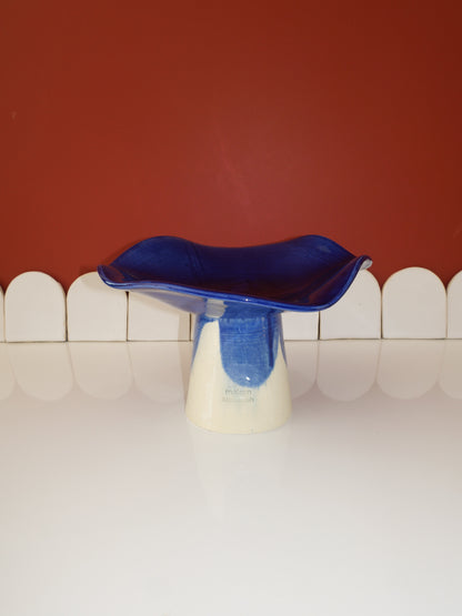 Modèle en stock - La Coupe est pleine – coupe de fruits sur pied émaillée blanc & bleu brillant - version S