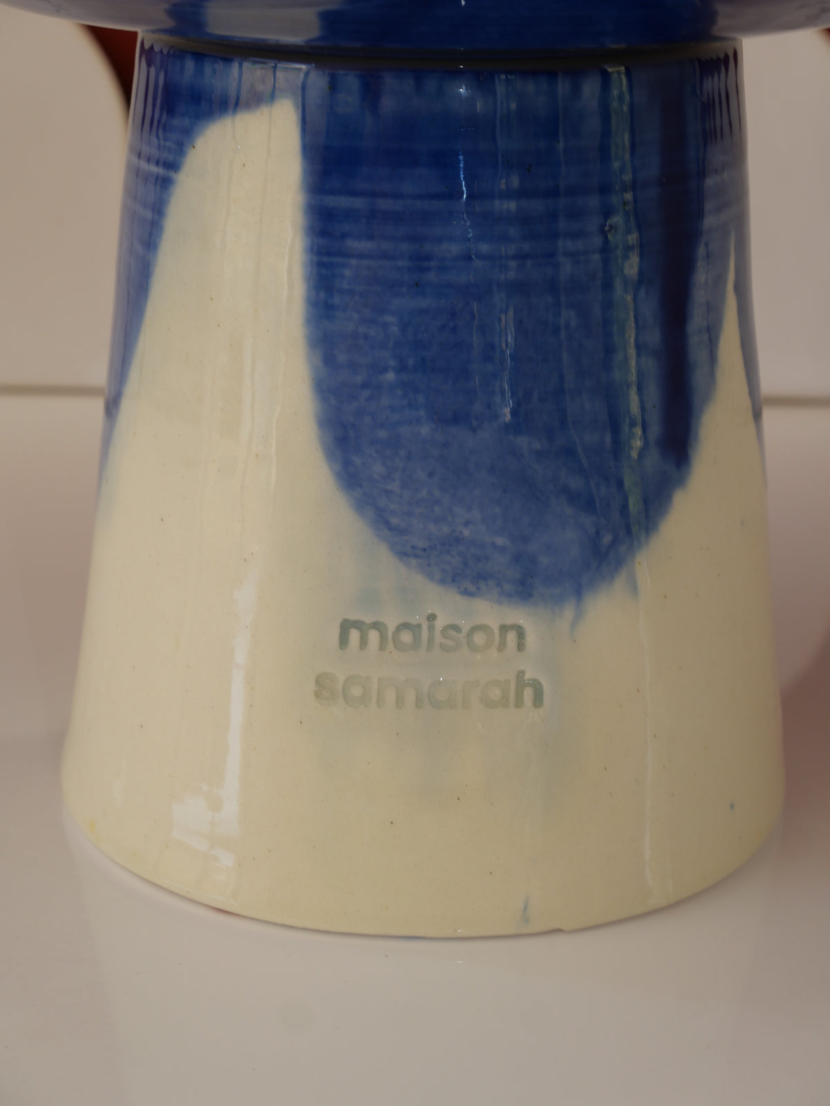 Modèle en stock - La Coupe est pleine – coupe de fruits sur pied émaillée blanc & bleu brillant - version S