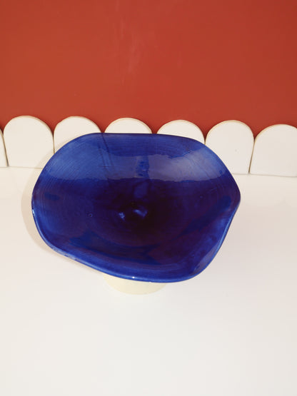 Modèle en stock - La Coupe est pleine – coupe de fruits sur pied émaillée blanc & bleu brillant - version S