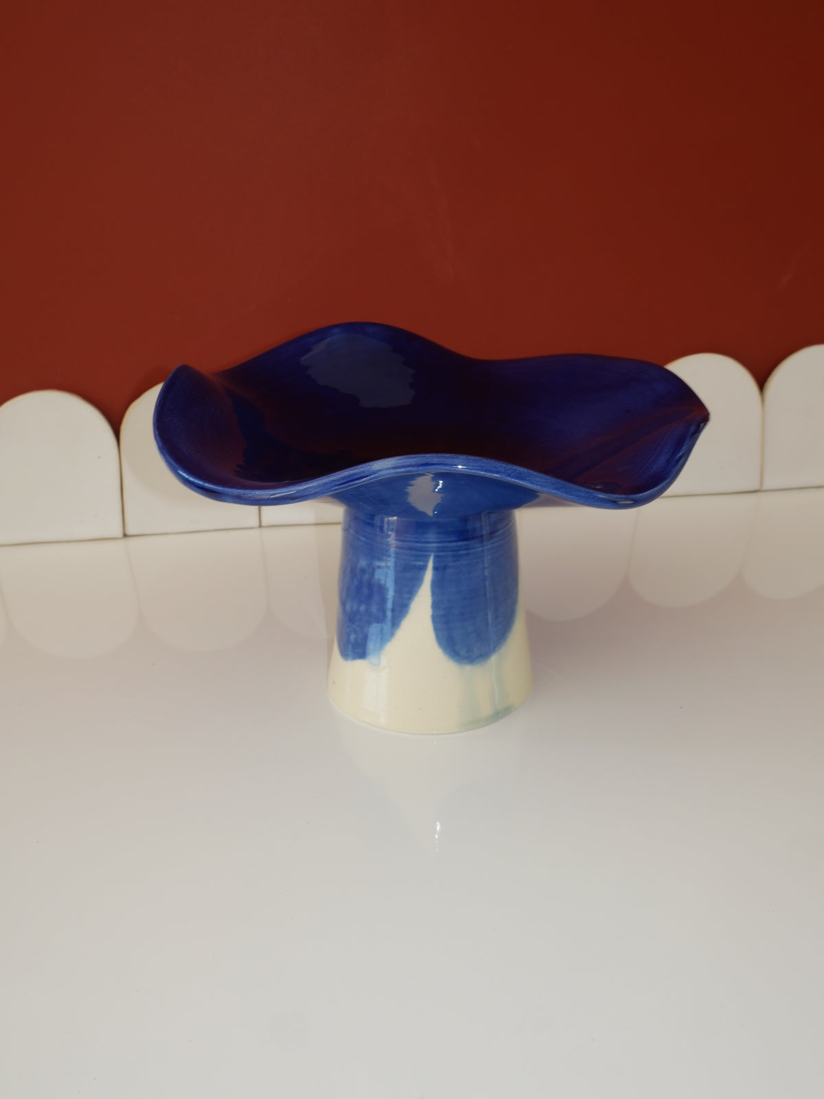 Modèle en stock - La Coupe est pleine – coupe de fruits sur pied émaillée blanc & bleu brillant - version S