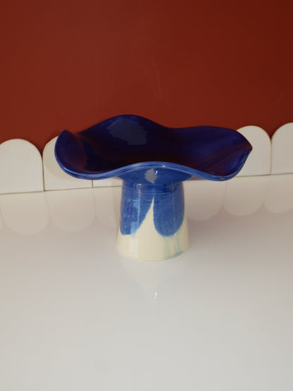 Modèle en stock - La Coupe est pleine – coupe de fruits sur pied émaillée blanc & bleu brillant - version S