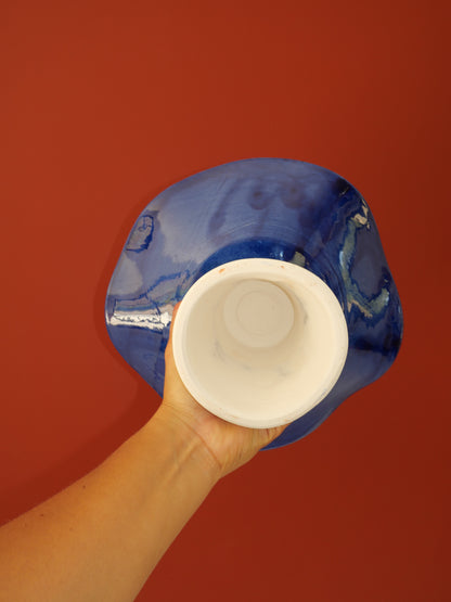 Modèle en stock - La Coupe est pleine – coupe de fruits sur pied émaillée blanc & bleu brillant - version S