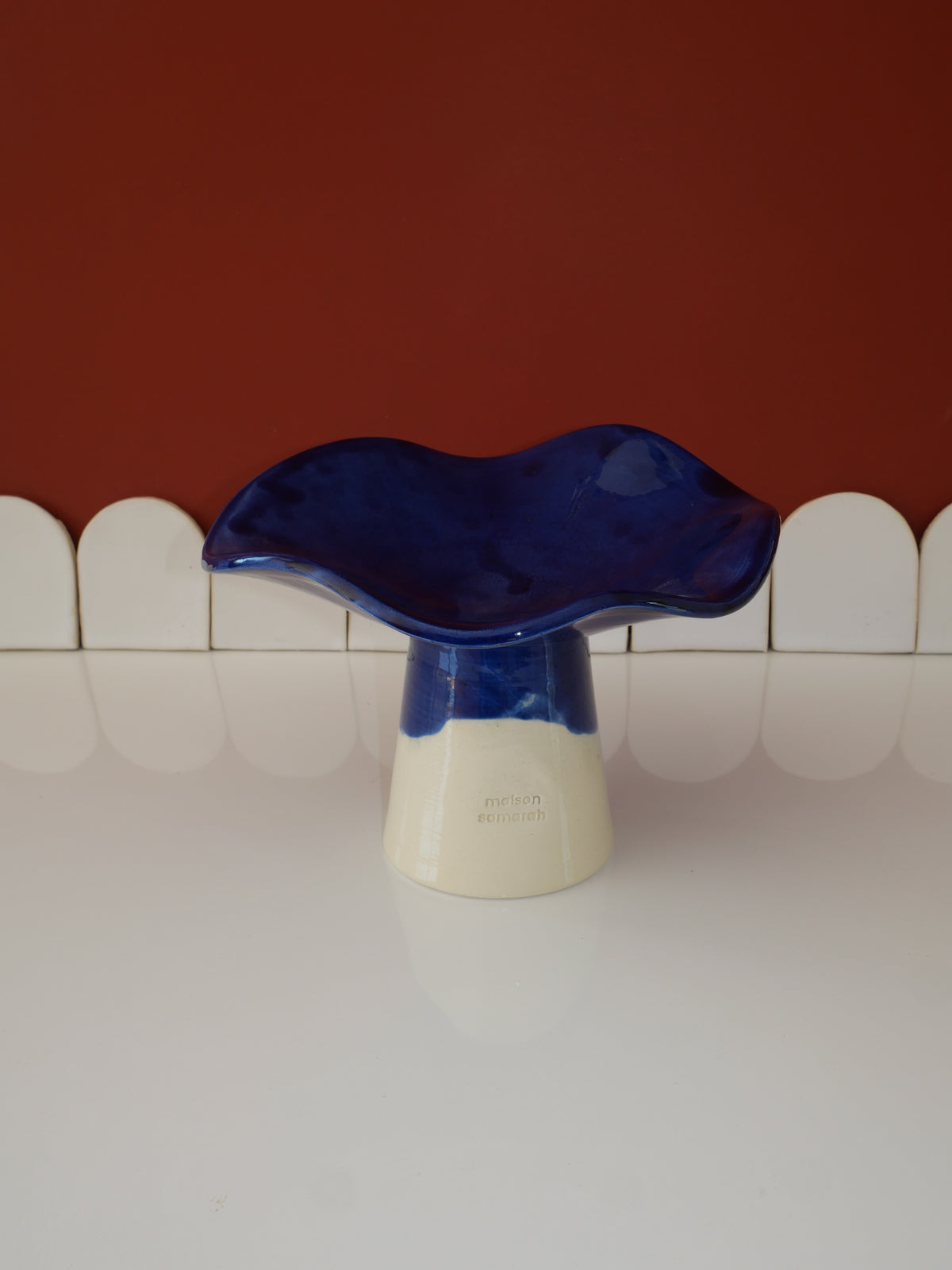 Modèle en stock - La Coupe est pleine – coupe de fruits sur pied émaillée blanc & bleu brillant - version S