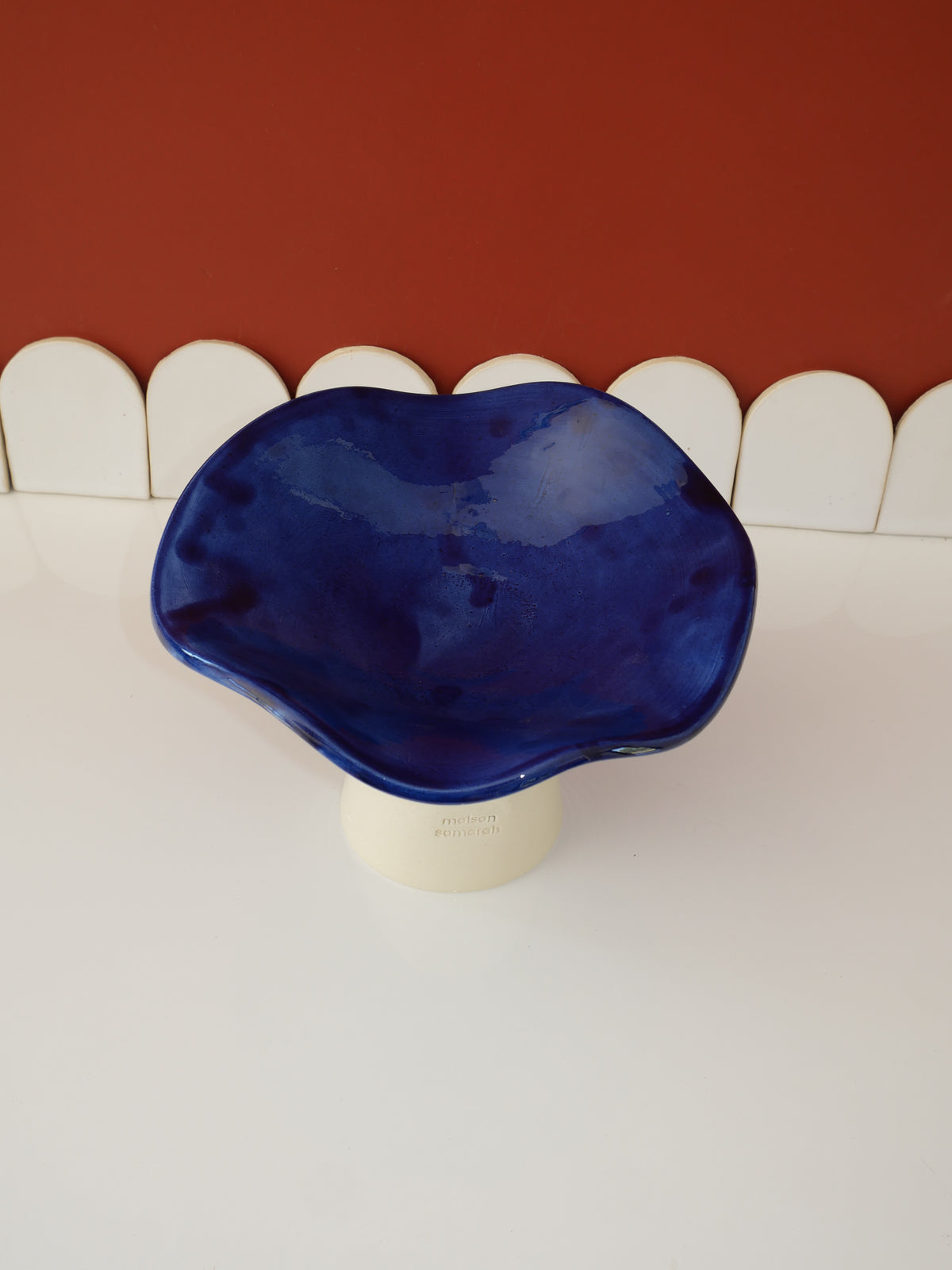 Modèle en stock - La Coupe est pleine – coupe de fruits sur pied émaillée blanc & bleu brillant - version S
