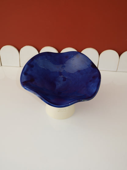Modèle en stock - La Coupe est pleine – coupe de fruits sur pied émaillée blanc & bleu brillant - version S