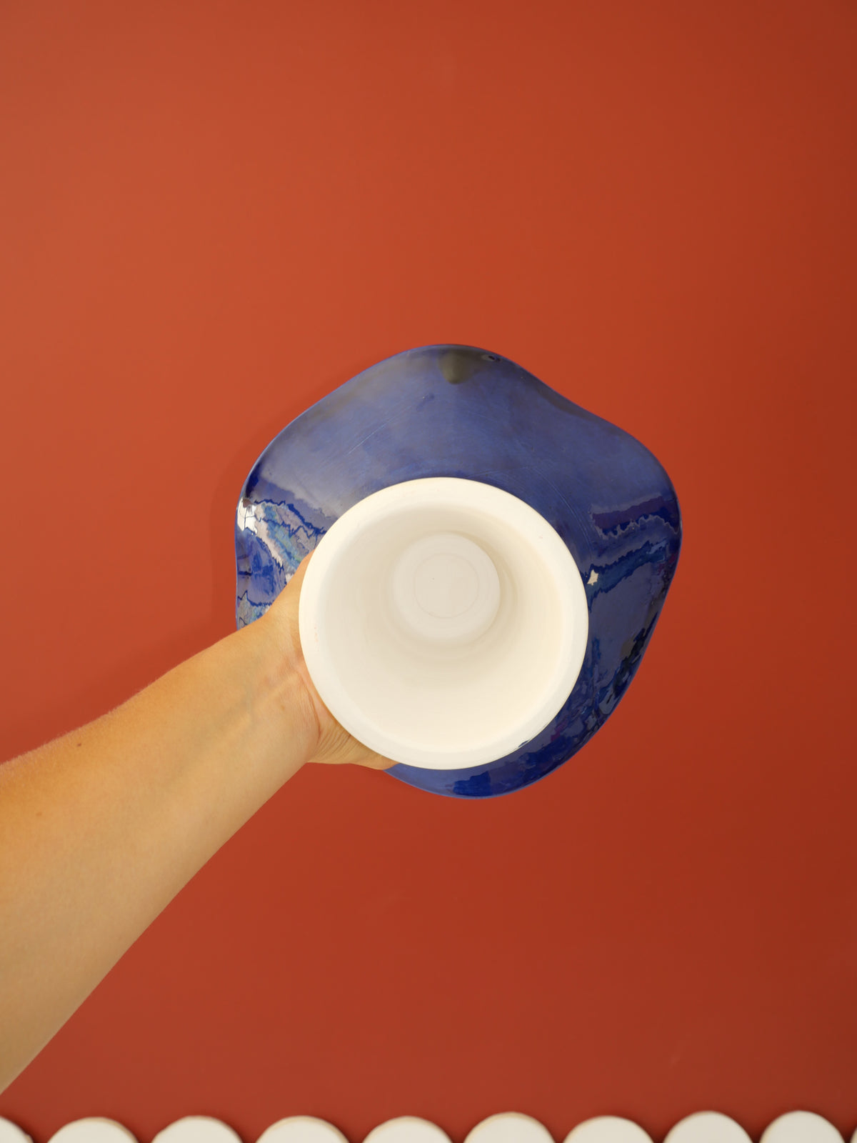 Modèle en stock - La Coupe est pleine – coupe de fruits sur pied émaillée blanc & bleu brillant - version S