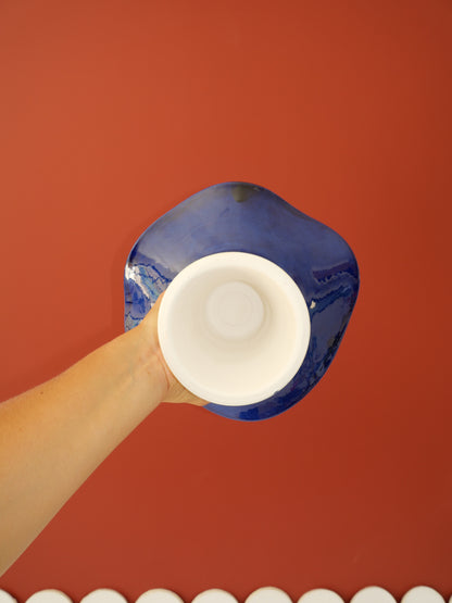 Modèle en stock - La Coupe est pleine – coupe de fruits sur pied émaillée blanc & bleu brillant - version S