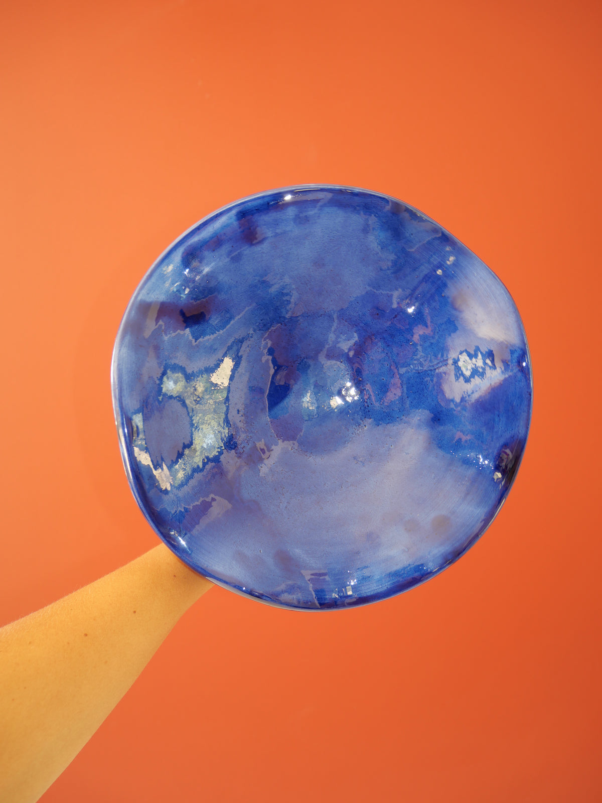 Modèle en stock - La Coupe est pleine – coupe de fruits sur pied émaillée blanc & bleu brillant - version S