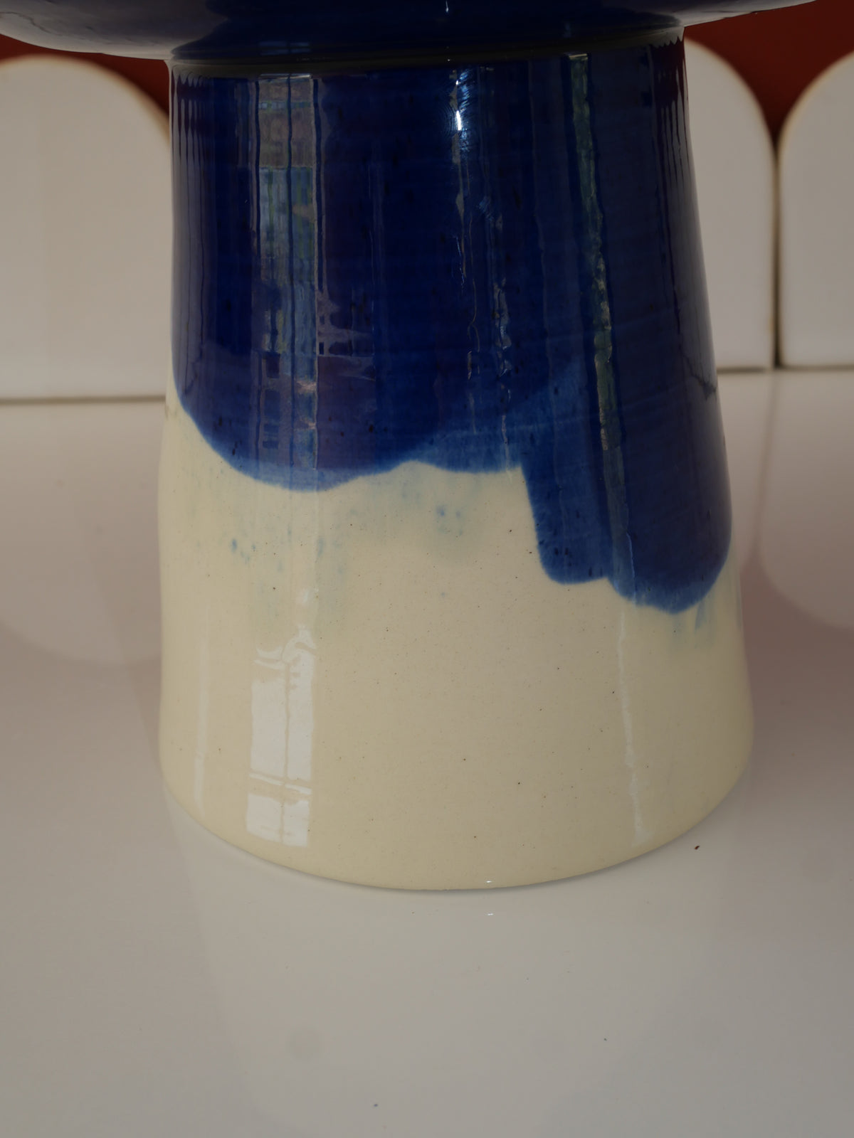 Modèle en stock - La Coupe est pleine – coupe de fruits sur pied émaillée blanc & bleu brillant - version S