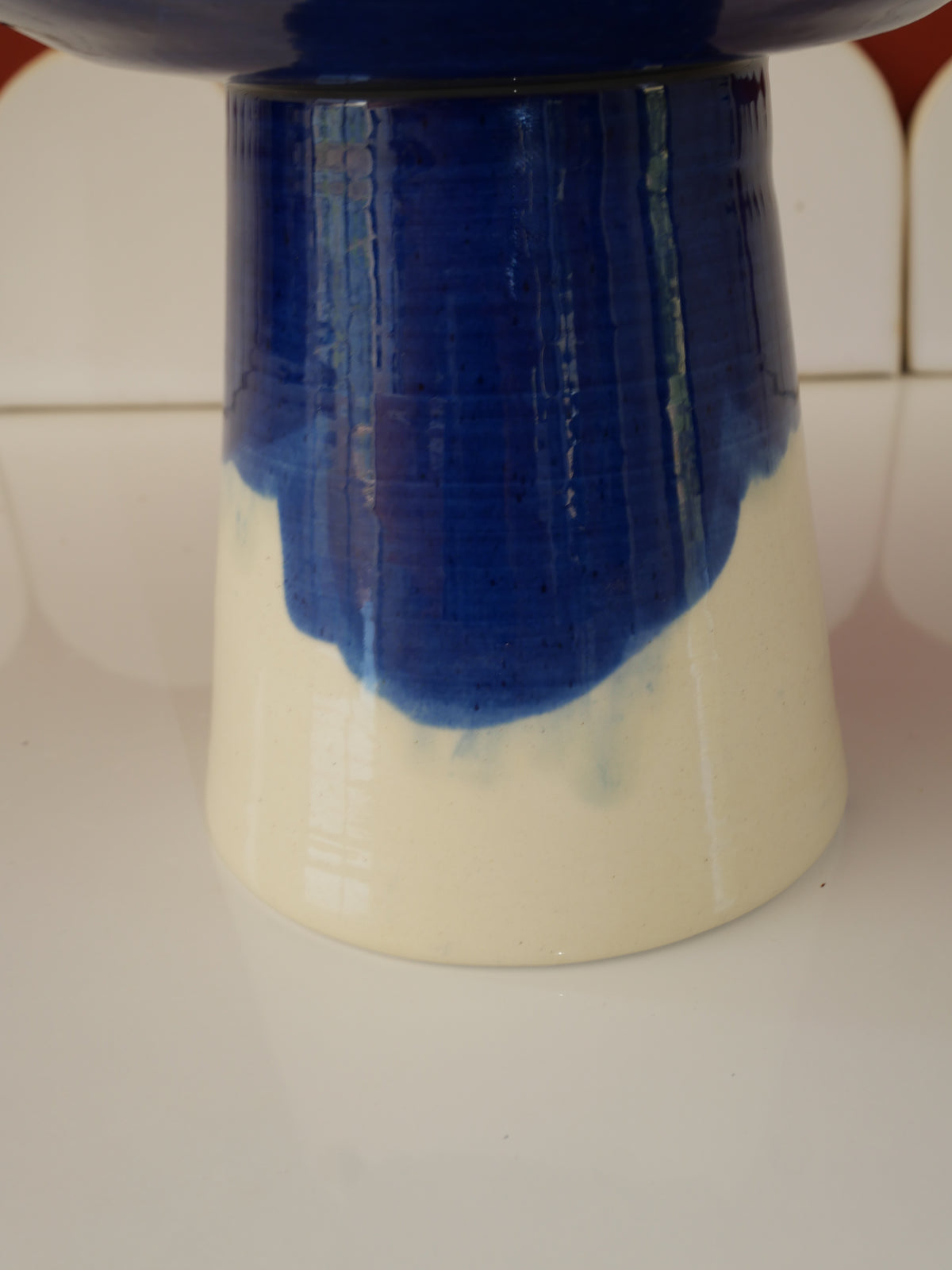 Modèle en stock - La Coupe est pleine – coupe de fruits sur pied émaillée blanc & bleu brillant - version S