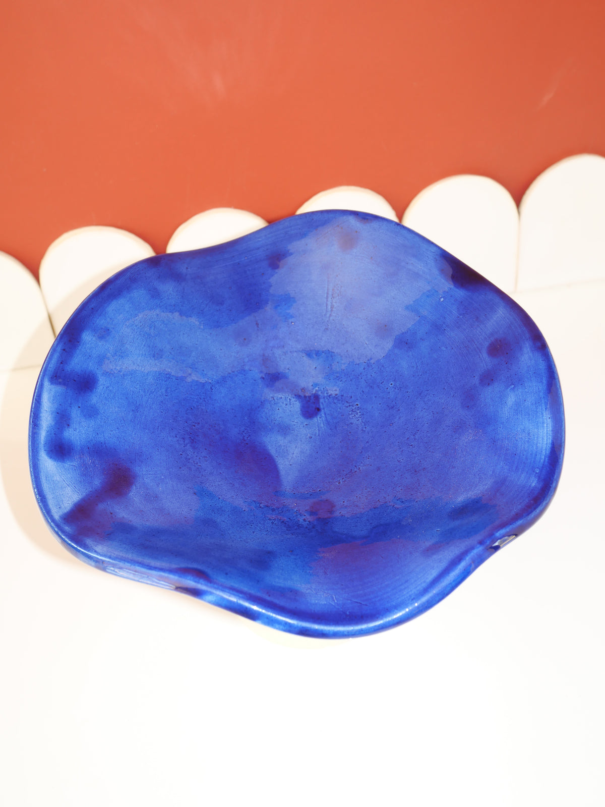 Modèle en stock - La Coupe est pleine – coupe de fruits sur pied émaillée blanc & bleu brillant - version S