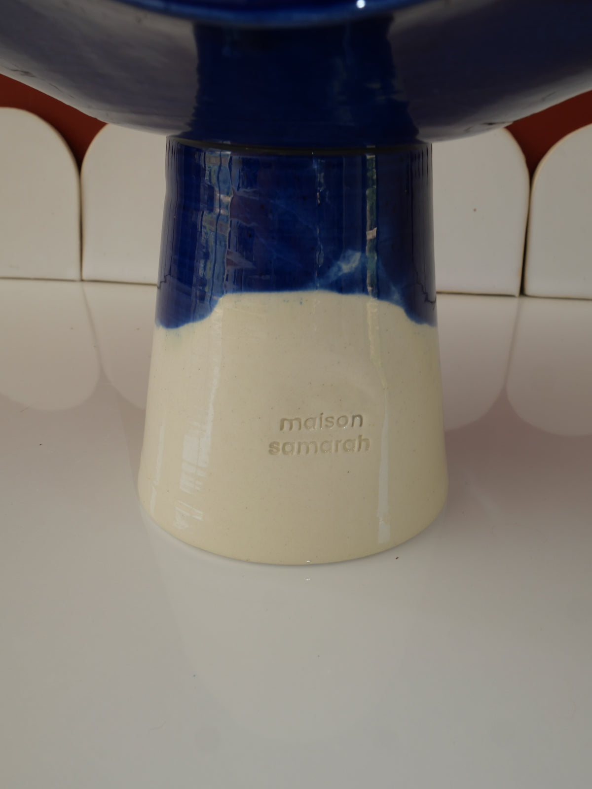 Modèle en stock - La Coupe est pleine – coupe de fruits sur pied émaillée blanc & bleu brillant - version S