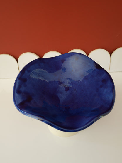 Modèle en stock - La Coupe est pleine – coupe de fruits sur pied émaillée blanc & bleu brillant - version S