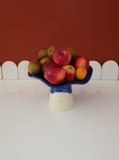 Modèle en stock - La Coupe est pleine – coupe de fruits sur pied émaillée blanc & bleu brillant - version S