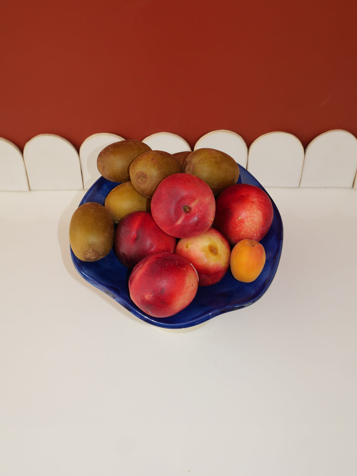 Modèle en stock - La Coupe est pleine – coupe de fruits sur pied émaillée blanc & bleu brillant - version S
