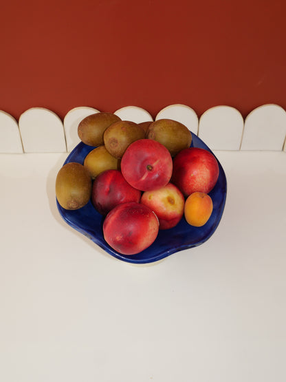 Modèle en stock - La Coupe est pleine – coupe de fruits sur pied émaillée blanc & bleu brillant - version S